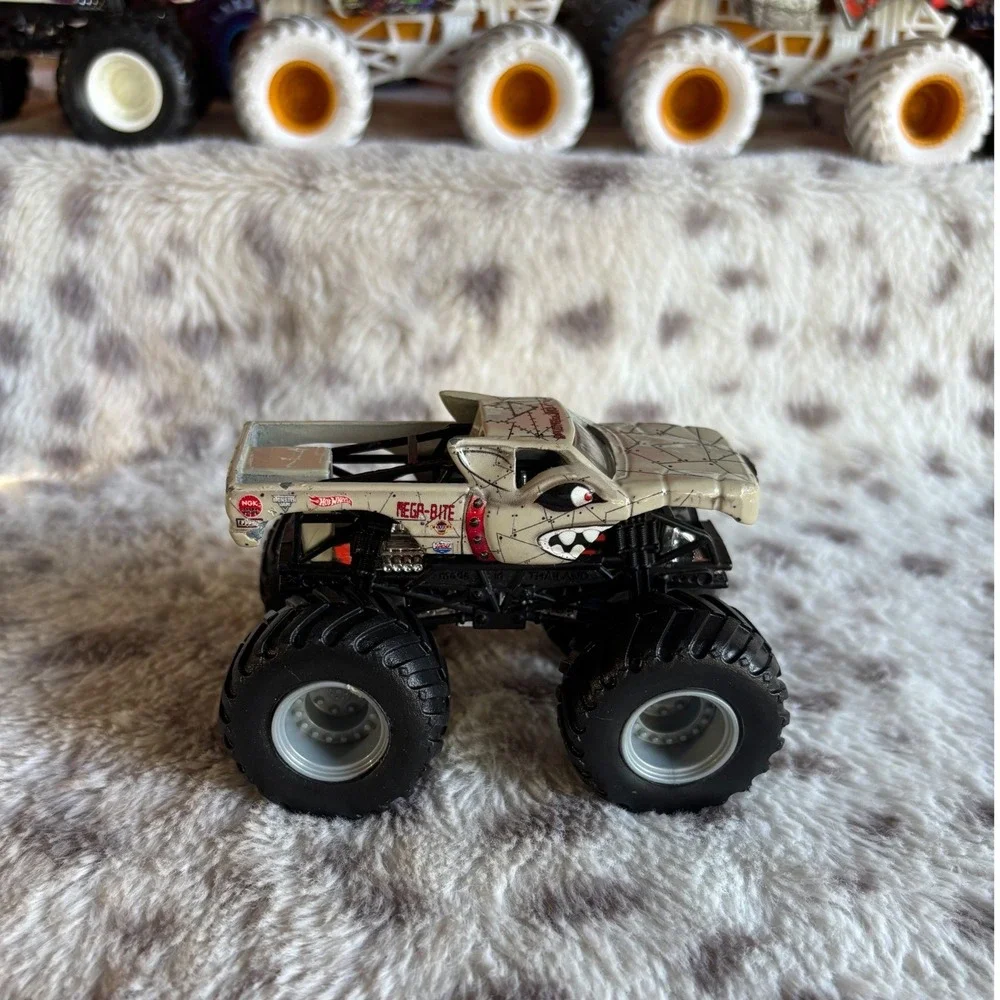 Hot Wheels Monster Jam Mega-Bite Monster Truck 1:64 Die-Cast Tan Shark Mouth